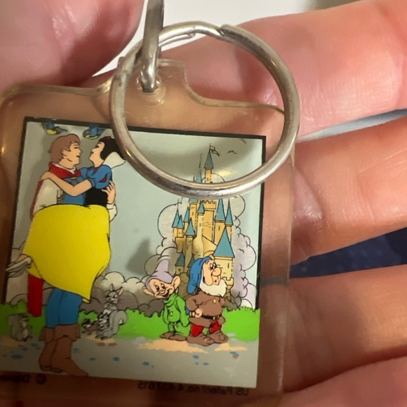 Vintage Snow White And Seven Dwarfs Keychain Plastic Gift Princess Disney - Picture 7 of 8
